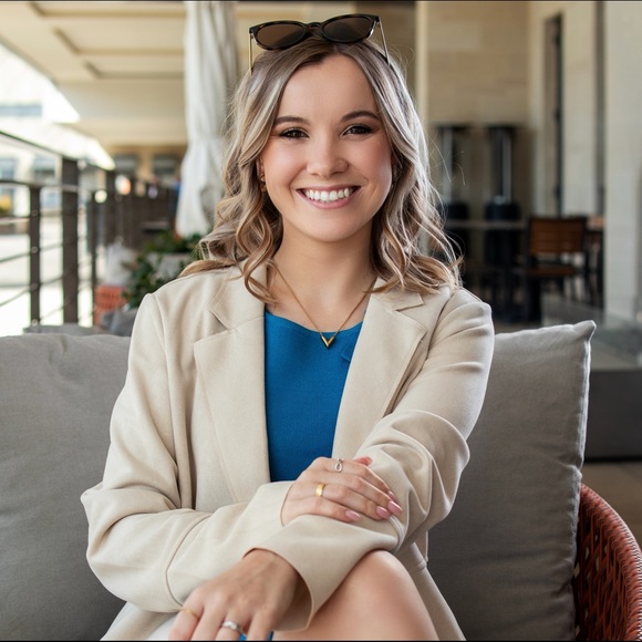 Meet your Posher, Megan Bridges with Peaches One Stop Shop 🌞 - Picture 4 of 16